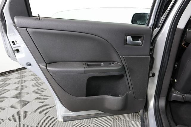 Photo of 2005 Silver Frost Clearcoat Metallic Ford Five Hundred
