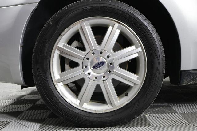 Photo of 2005 Silver Frost Clearcoat Metallic Ford Five Hundred