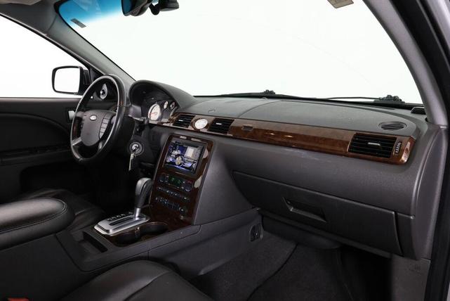 Photo of 2005 Silver Frost Clearcoat Metallic Ford Five Hundred