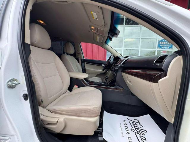 Photo of 2015 White Kia Sorento