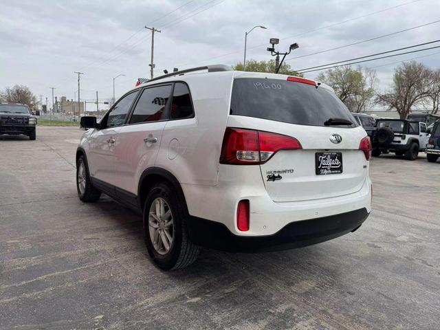 Photo of 2015 White Kia Sorento
