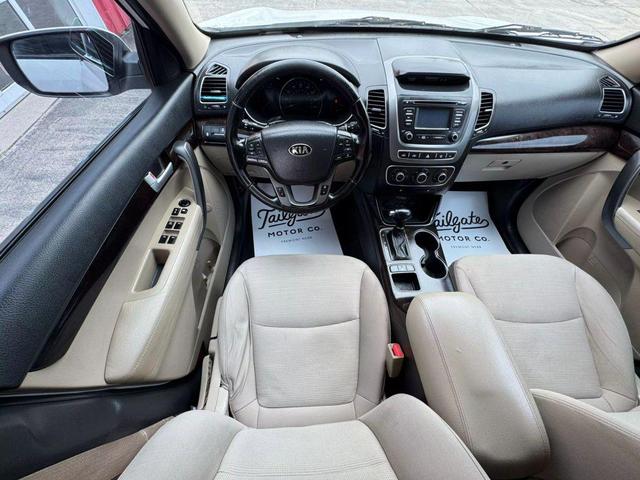 Photo of 2015 White Kia Sorento
