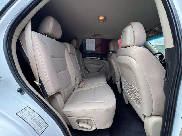 Photo of 2015 White Kia Sorento