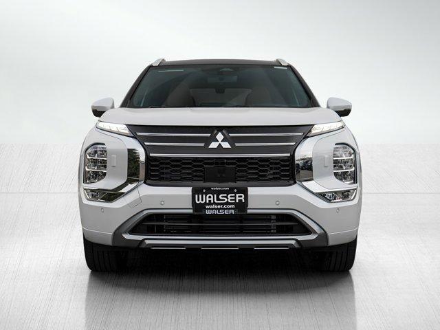 Photo of 2025 White Diamond / Black Mitsubishi Outlander