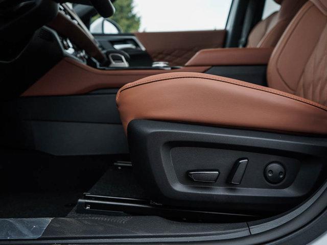Photo of 2025 White Diamond / Black Mitsubishi Outlander