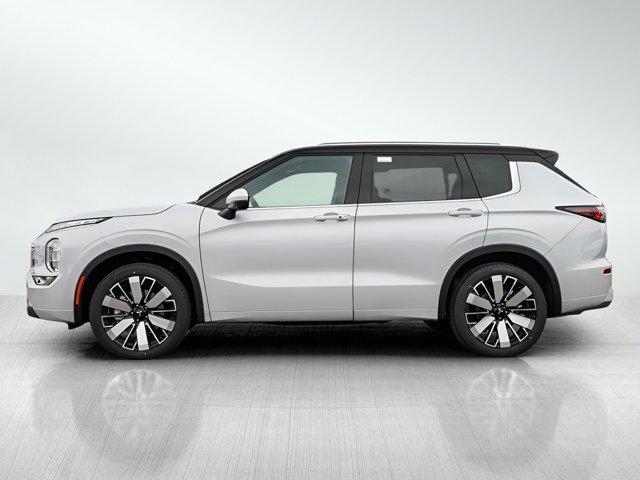 Photo of 2025 White Diamond / Black Mitsubishi Outlander
