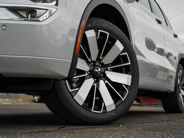 Photo of 2025 White Diamond / Black Mitsubishi Outlander