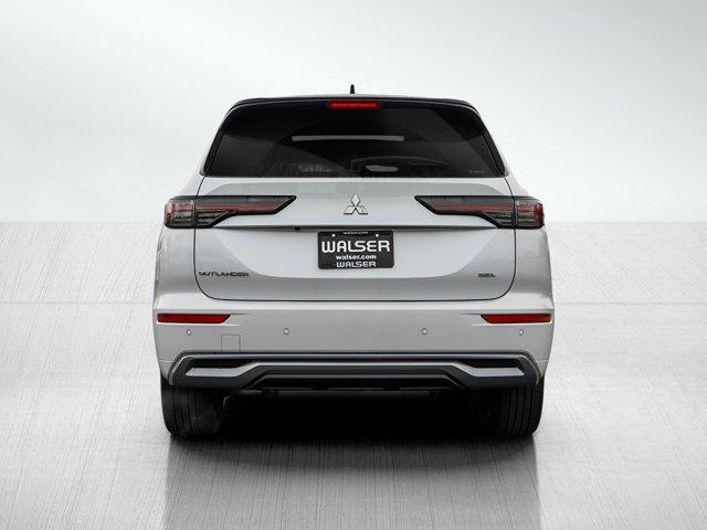 Photo of 2025 White Diamond / Black Mitsubishi Outlander