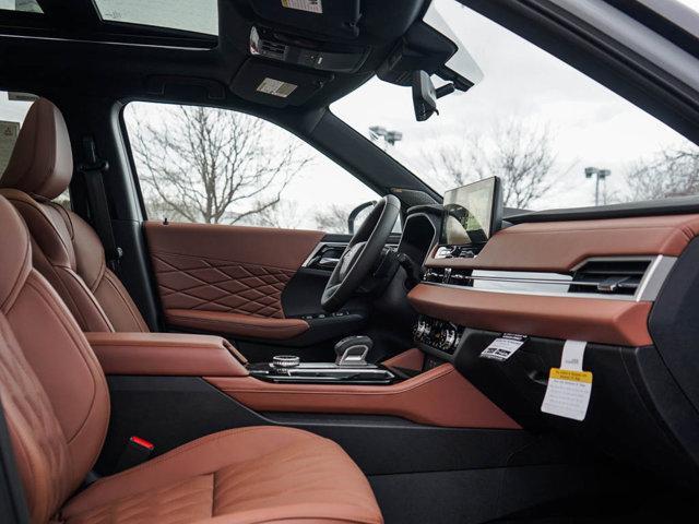 Photo of 2025 White Diamond / Black Mitsubishi Outlander