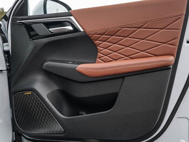 Photo of 2025 White Diamond / Black Mitsubishi Outlander
