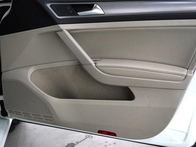 Photo of 2016 Pure White Volkswagen Golf SportWagen