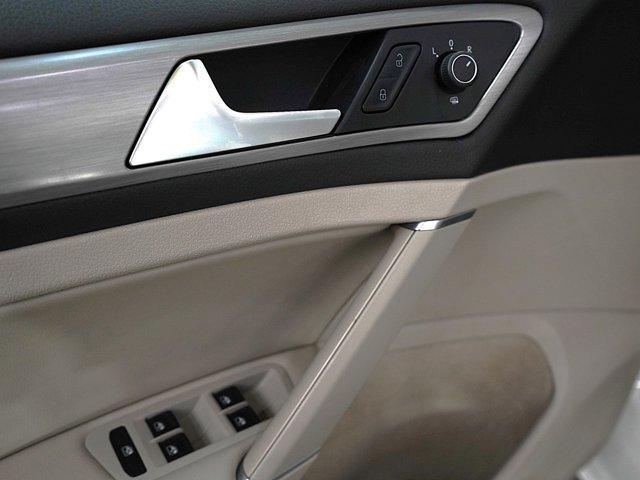 Photo of 2016 Pure White Volkswagen Golf SportWagen