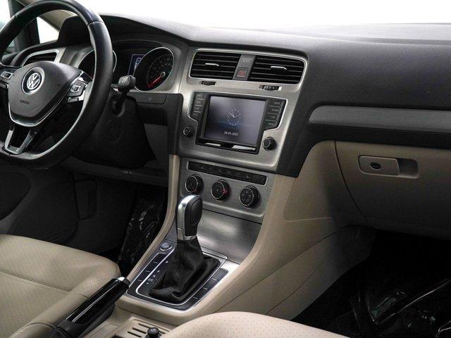 Photo of 2016 Pure White Volkswagen Golf SportWagen