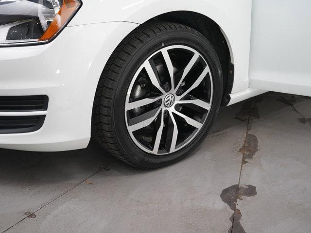Photo of 2016 Pure White Volkswagen Golf SportWagen