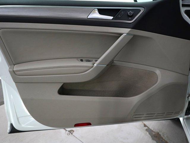 Photo of 2016 Pure White Volkswagen Golf SportWagen