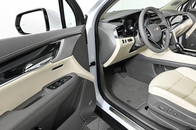 Photo of 2025 White Cadillac XT6