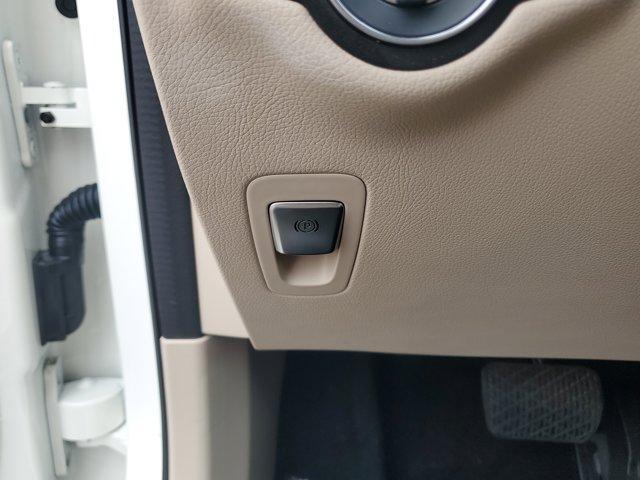 Photo of 2022 Polar White Mercedes-Benz GLC 300
