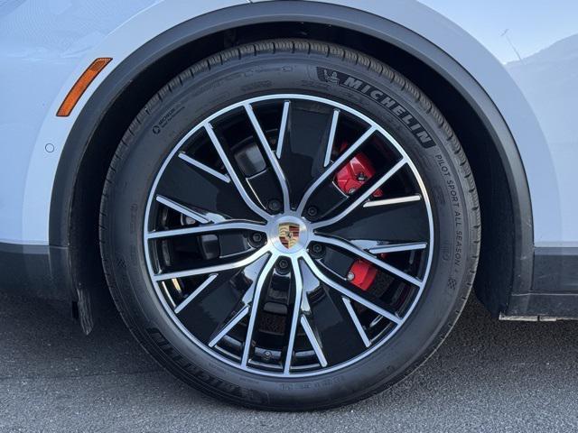 Photo of 2025 Ice Grey Metallic Porsche Macan