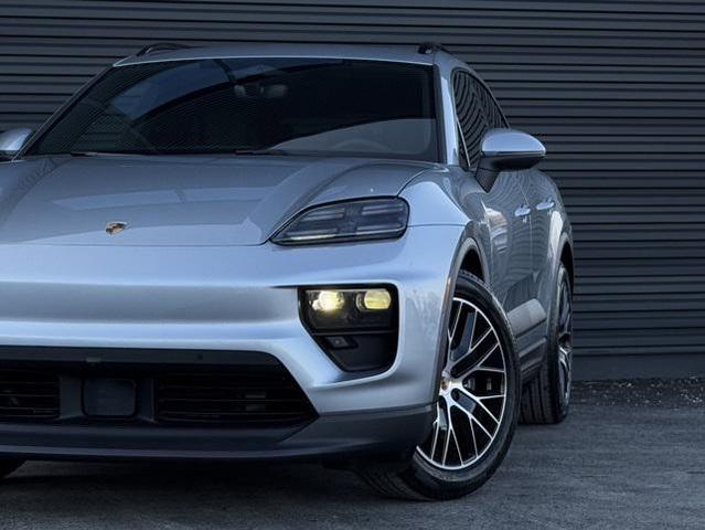 Photo of 2025 Dolomite Silver Metallic Porsche Macan