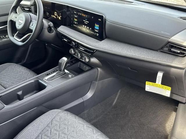 Photo of 2025 KH3 Super Blac Nissan Kicks