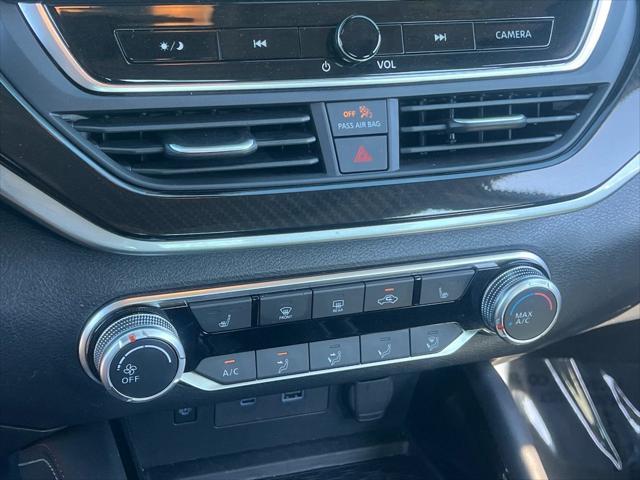 Photo of 2024 Pearl White Tricoat Nissan Altima