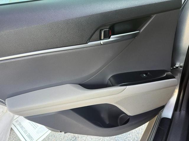 Photo of 2018 Celestial Silver Metallic Toyota Camry Hybrid