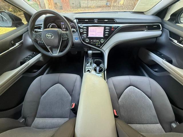 Photo of 2018 Celestial Silver Metallic Toyota Camry Hybrid