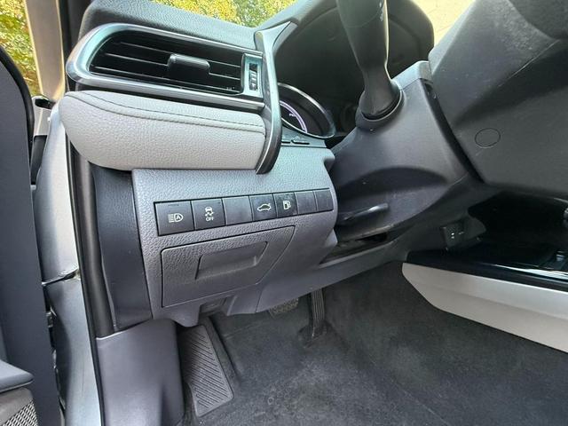 Photo of 2018 Celestial Silver Metallic Toyota Camry Hybrid