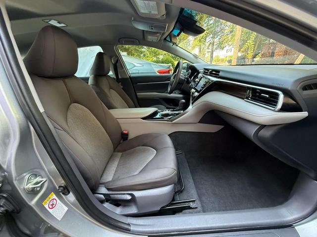 Photo of 2018 Celestial Silver Metallic Toyota Camry Hybrid