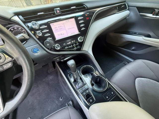 Photo of 2018 Celestial Silver Metallic Toyota Camry Hybrid