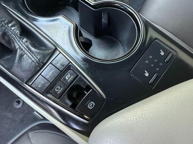Photo of 2018 Celestial Silver Metallic Toyota Camry Hybrid