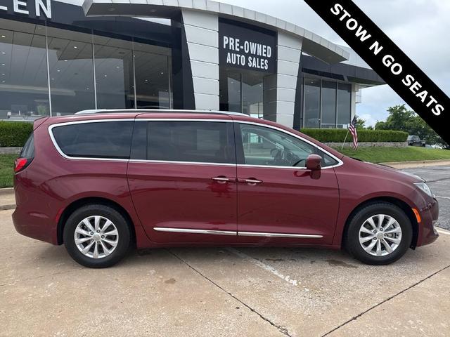 Photo of 2019 Velvet Red Pearlcoat Chrysler Pacifica