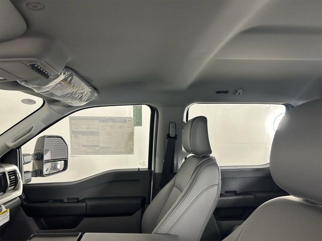 Photo of 2025 Oxford White Ford F-250