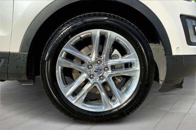 Photo of 2017 White Platinum Tri-Coat Metallic Ford Explorer