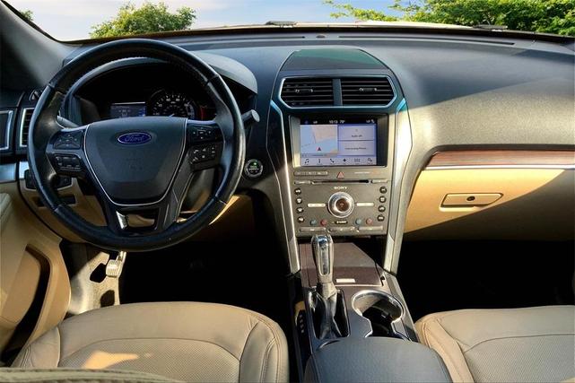 Photo of 2017 White Platinum Tri-Coat Metallic Ford Explorer