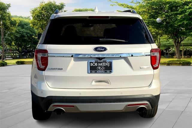 Photo of 2017 White Platinum Tri-Coat Metallic Ford Explorer