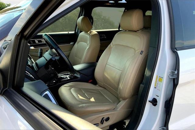 Photo of 2017 White Platinum Tri-Coat Metallic Ford Explorer