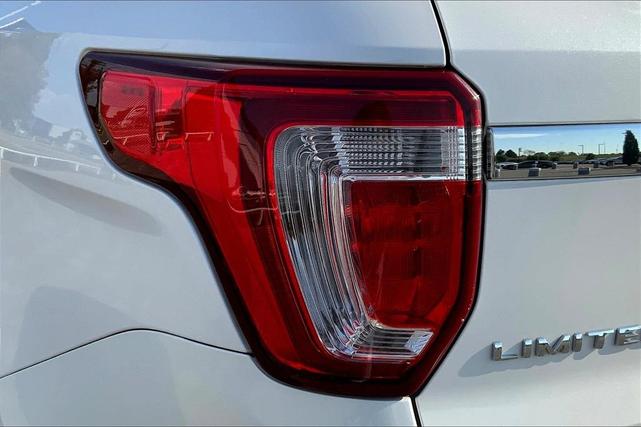 Photo of 2017 White Platinum Tri-Coat Metallic Ford Explorer