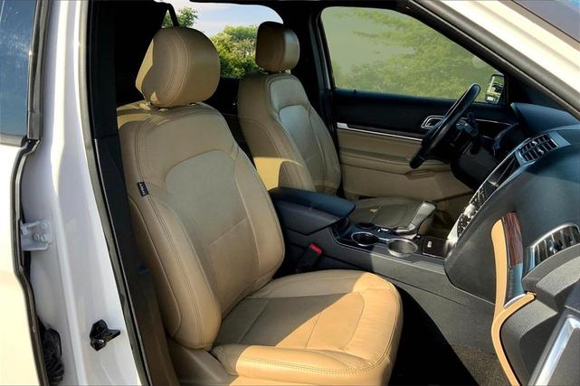 Photo of 2017 White Platinum Tri-Coat Metallic Ford Explorer