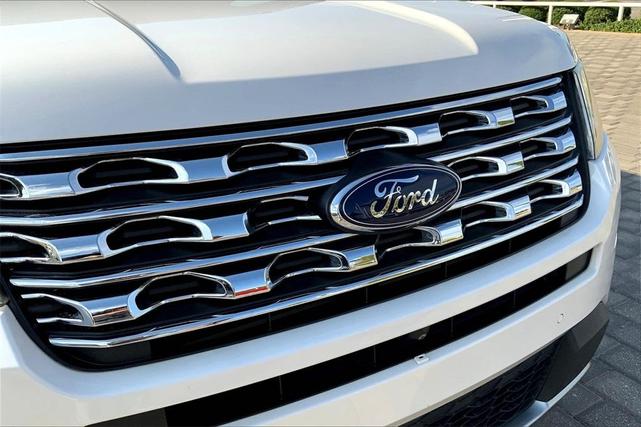 Photo of 2017 White Platinum Tri-Coat Metallic Ford Explorer