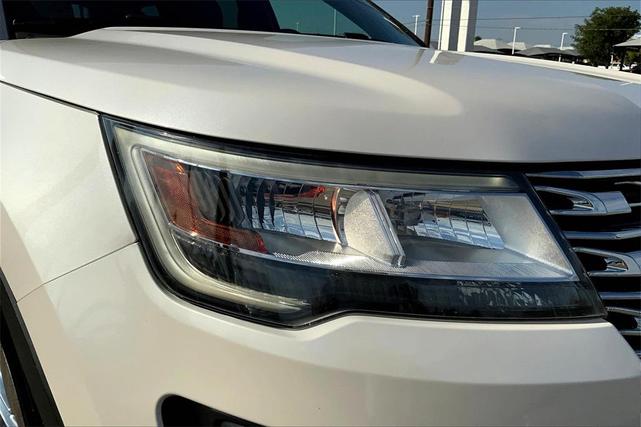Photo of 2017 White Platinum Tri-Coat Metallic Ford Explorer
