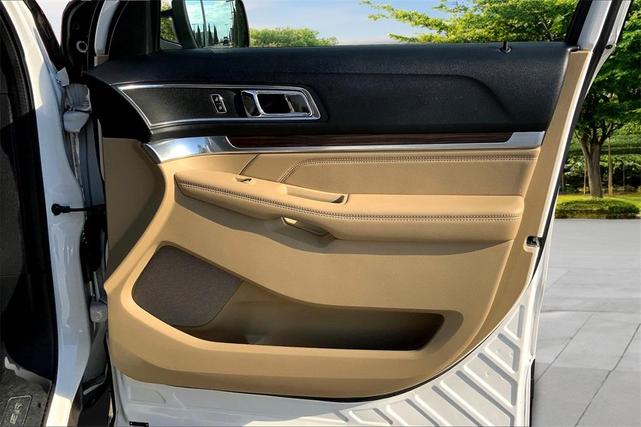Photo of 2017 White Platinum Tri-Coat Metallic Ford Explorer