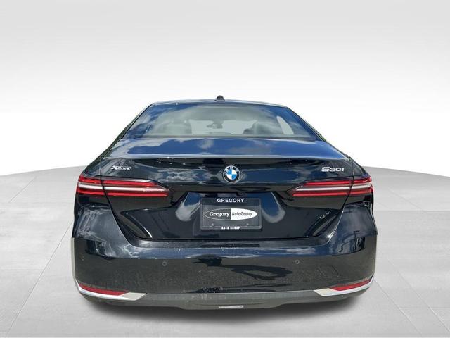 Photo of 2024 Black Sapphire Metallic BMW 530