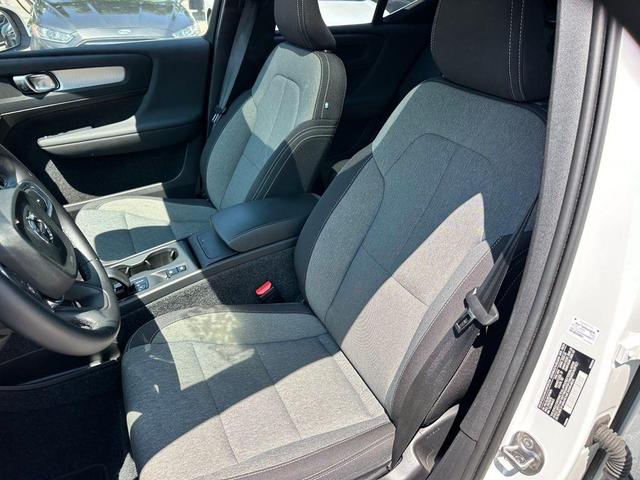 Photo of 2025 Crystal White Pearl Volvo XC40