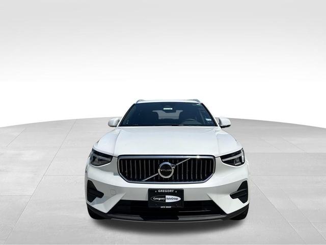 Photo of 2025 Crystal White Pearl Volvo XC40