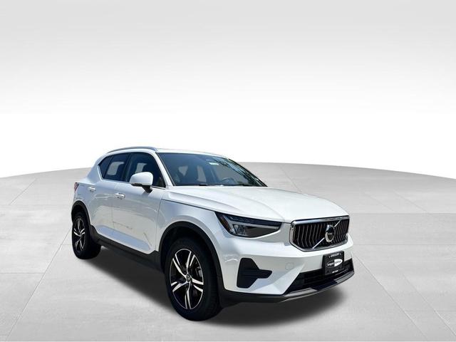 Photo of 2025 Crystal White Pearl Volvo XC40