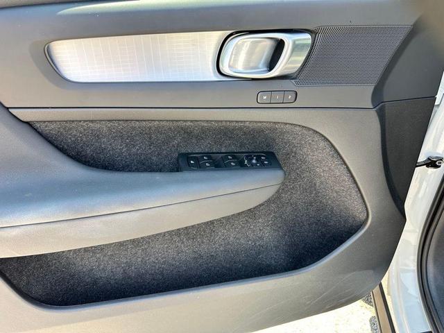 Photo of 2025 Crystal White Pearl Volvo XC40