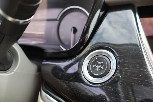 Photo of 2022 Crystal White Tricoat Cadillac XT6