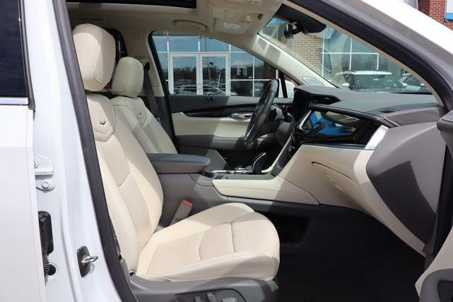 Photo of 2022 Crystal White Tricoat Cadillac XT6