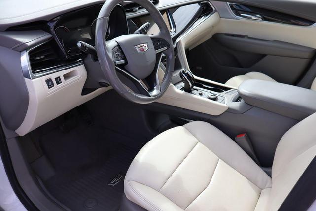 Photo of 2022 Crystal White Tricoat Cadillac XT6